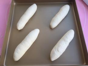 收口朝下放入烤盘。放烤箱发酵到1.5-2倍（烤箱里放热水）