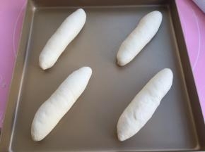 收口朝下放入烤盘。放烤箱发酵到1.5-2倍（烤箱里放热水）