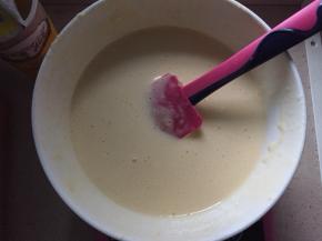 最后筛入玉米淀粉，搅拌均匀