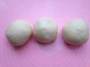 一发后的面团移至揉面垫上排气，然后分割成等量的三份，分别收圆盖保鲜膜静置松弛至少5分钟