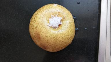 用盐把表皮洗净