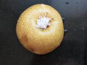 用盐把表皮洗净