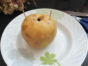 然后盖上盖子插入两根牙签