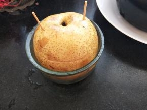 放入一只玻璃碗