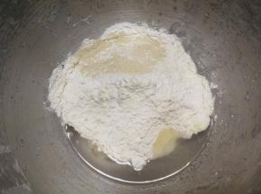 水、鸡蛋、奶粉、白砂糖、高筋面粉、酵母依次加入厨师机和面桶，启动厨师机开始揉面