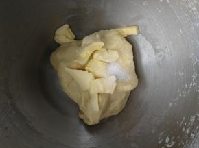 大约5分钟，面团揉至光滑粗膜的状态，加入盐和软化的黄油