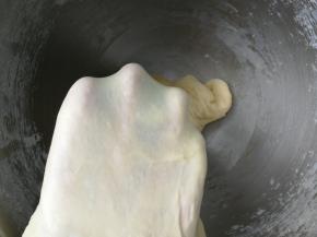 继续启动厨师机，揉至面团能拉出薄膜的扩展阶段即可