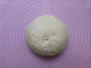 面团从发酵篮中倒出，放在揉面垫上进行整形