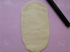 用擀面杖擀开，成一个大的椭圆形
