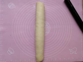 沿着椭圆形的长边把面团卷起来