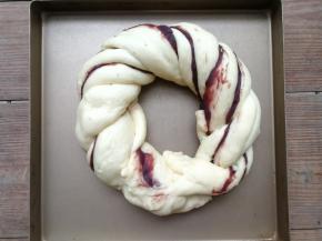 整理好的花形面团摆金烤盘里，放入烤箱开启发酵模式进行二发，大约50分钟发酵至2倍大