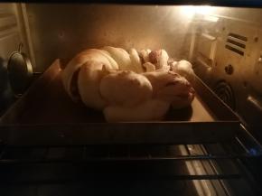 烤箱180度预热后，上下火中层180度放入烤箱烘烤，大约20分钟左右，中途上色过快的话，记得加盖锡纸