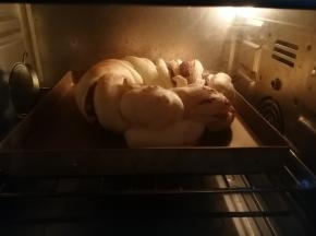 烤箱180度预热后，上下火中层180度放入烤箱烘烤，大约20分钟左右，中途上色过快的话，记得加盖锡纸