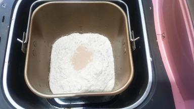 黄油切块室温软化，除黄油外，其他原料按先液体后粉类的顺序放入面包机桶内，注意盐和糖要对角放，面粉上挖个小洞，放酵母，启动一个和面程序，一般20分钟。