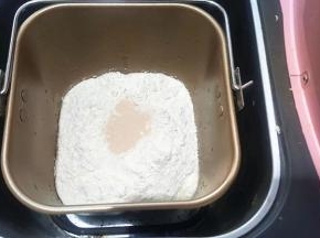 黄油切块室温软化，除黄油外，其他原料按先液体后粉类的顺序放入面包机桶内，注意盐和糖要对角放，面粉上挖个小洞，放酵母，启动一个和面程序，一般20分钟。