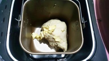 和面结束后，加入软化的黄油，在启动一个和面程序。