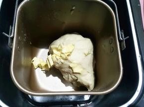 和面结束后，加入软化的黄油，在启动一个和面程序。