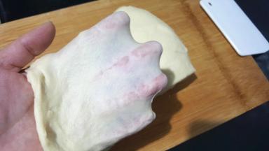 和面结束后取出面团，这时候面团已经出膜了。