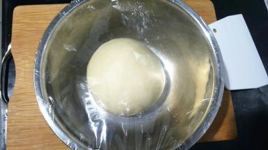 面团滚圆，放入干净的盆中，盖保鲜膜发酵，我在北方，暖气上放个小砧板，面团放砧板上，发酵很快的，温湿度也没问题。