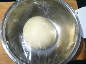 面团滚圆，放入干净的盆中，盖保鲜膜发酵，我在北方，暖气上放个小砧板，面团放砧板上，发酵很快的，温湿度也没问题。