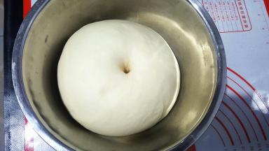 面团发酵2.5倍左右，食指沾点干粉在面团中间戳个洞，洞周围回缩不明显就可以了。