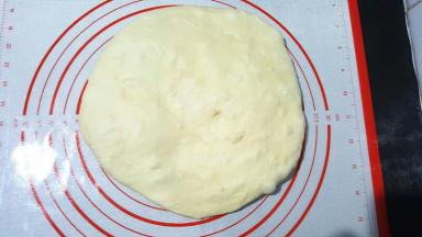 取出面团，按扁排气。