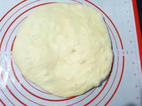 取出面团，按扁排气。