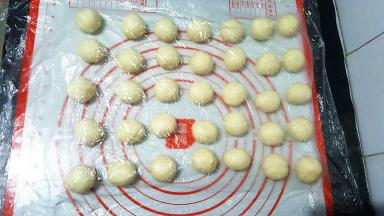 然后平均分成35份，每份15克左右，盖保鲜膜松弛20分钟