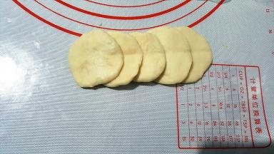 将面团擀成圆形面片，5个叠加，用筷子在中间压一下。