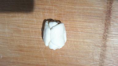 从最上面那个开始往另一侧卷起，我是从左边开始卷的。