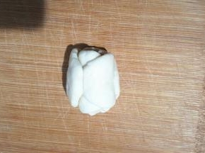 从最上面那个开始往另一侧卷起，我是从左边开始卷的。