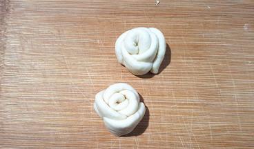 从中间切开，就是标准的玫瑰花型。