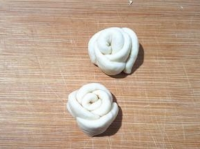 从中间切开，就是标准的玫瑰花型。