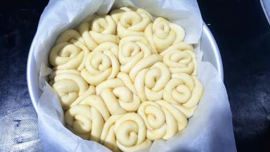 发酵到2倍大，烤箱上火170，下火150，实际温度180度，预热5分钟，面包上刷鸡蛋液。