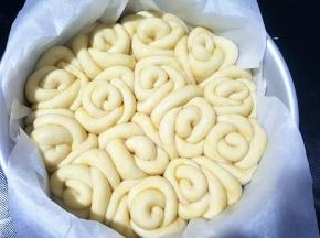 发酵到2倍大，烤箱上火170，下火150，实际温度180度，预热5分钟，面包上刷鸡蛋液。