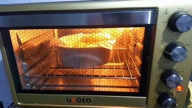 放入预热好的烤箱中，温度不变，继续烤25分钟。