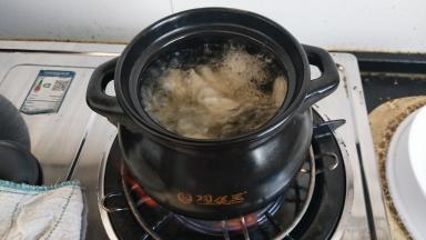 冰糖和梨子一起放入