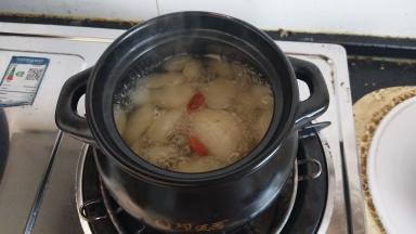 煮到汤汁浓稠加入少许枸杞