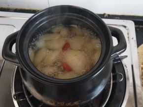 煮到汤汁浓稠加入少许枸杞