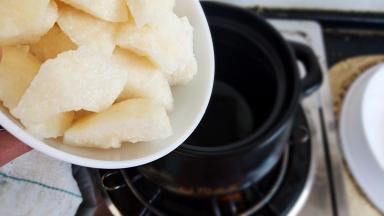 砂锅入水再加入梨子