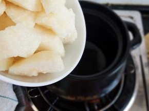 砂锅入水再加入梨子