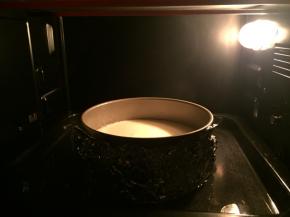 烤箱预热150，用锡纸将模具周边包起（避免水倒灌入模具中，如不是活底模具就不需要），蛋糕采用水浴法烤制45-55分钟，烤好不要马上拿出来，用烤箱内水汽焖上30分钟以上，再放入冰箱冷藏4小时以上