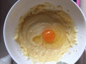 先加入白砂糖用电动打蛋器搅打至顺滑，再加入蛋黄搅打顺滑后，一个一个的分别加入奶油奶酪中