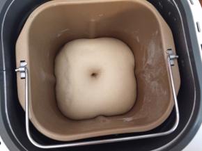 面团材料揉出薄膜，发酵到手戳洞不回缩。