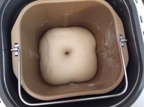 面团材料揉出薄膜，发酵到手戳洞不回缩。