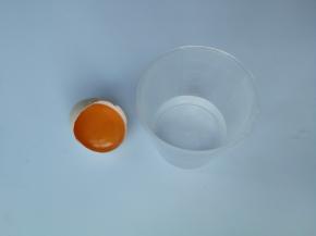 土鸡蛋滤掉蛋清，取蛋黄1个，再准备适量温水，蛋黄与水的比例最好是1：1.5