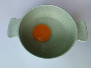 蛋黄入碗，加入温水