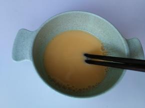 用筷子搅拌，将蛋黄搅散