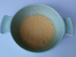 搅散后的蛋黄液会有气泡