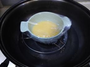盖保鲜膜，入锅，大火烧开后转小火蒸10分钟